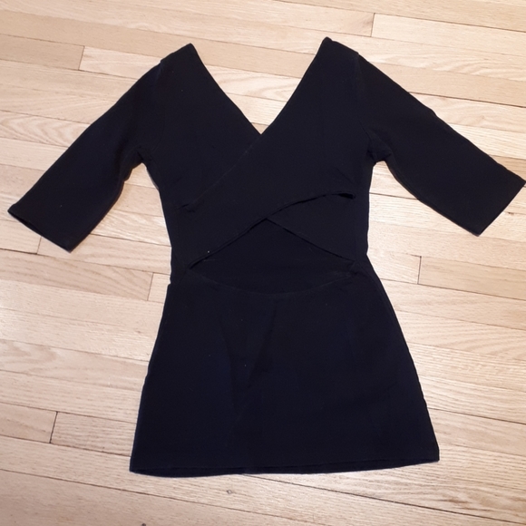 Black U-neck top with hole in back - Picture 2 of 3